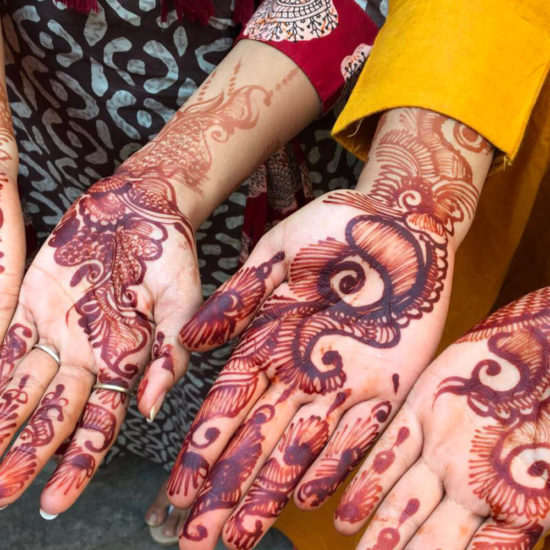 motifs de mehndi ou henné sur des mains de femmes