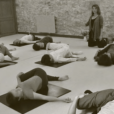Élèves pratiquant le yoga